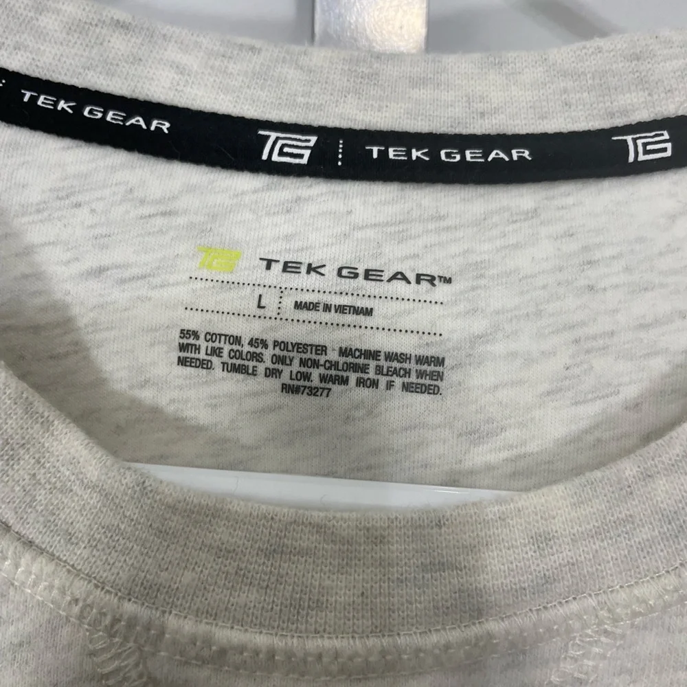 Men's  TekGear Sweater Size Large CB-107